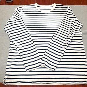 🔹Men’s Uniqlo Black & White Lite Pullover